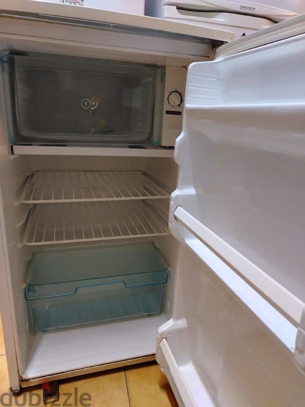 Small Medium&Big size fridges are available  in good price 20r to 80r 8