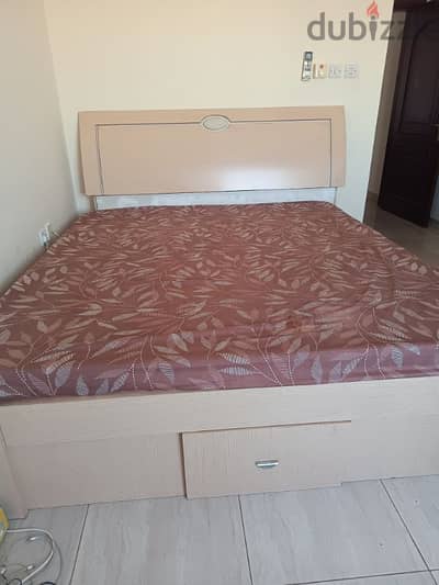 king size bed with excellent mattress NO sagging and DIP