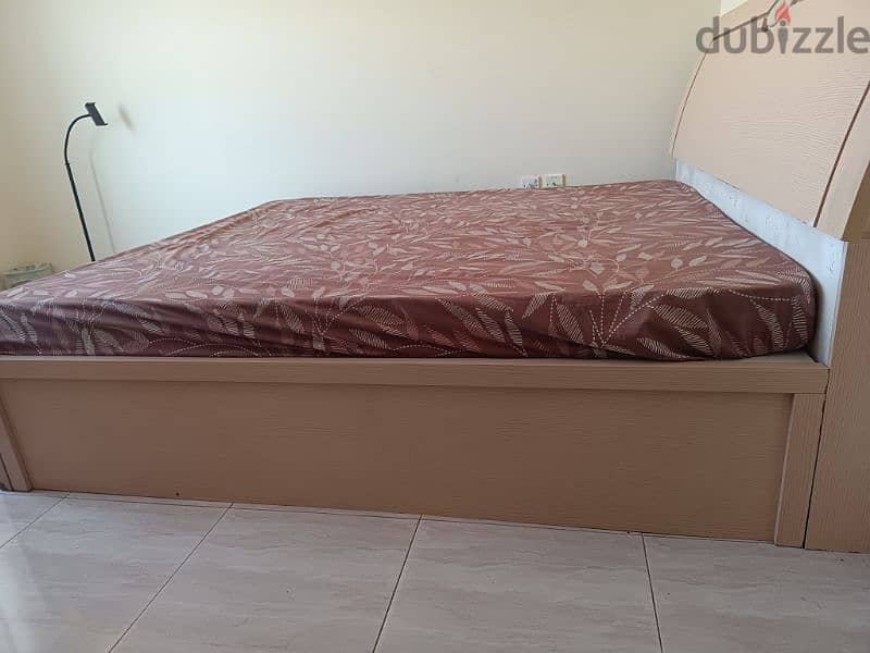 king size bed with excellent mattress NO sagging and DIP 1