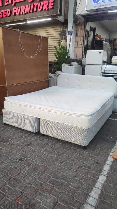 KingSize Bed with Pillowtop Metress Excellent Condition