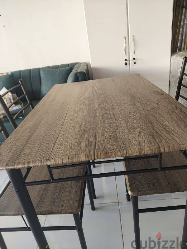 new Dining table available. without delivery 38 rial 5