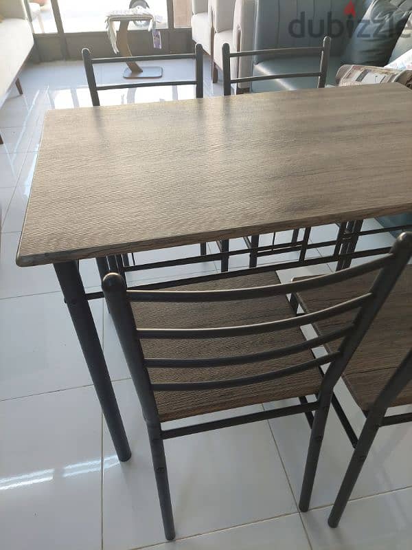 new Dining table available. without delivery 38 rial 8