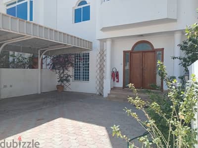 1ME49 / Luxury Five-Bedrooms Villa For Rent In North Azaiba