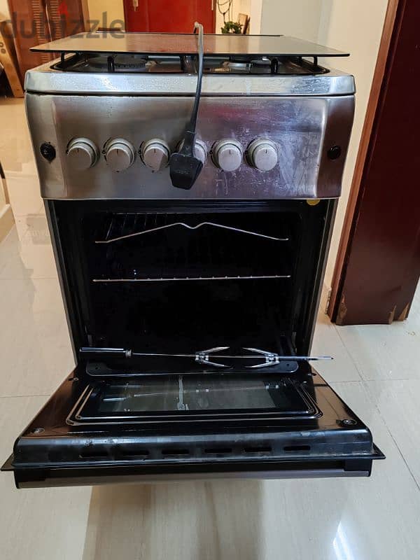 4 Burner Gas Stove, with grill and BBQ 2