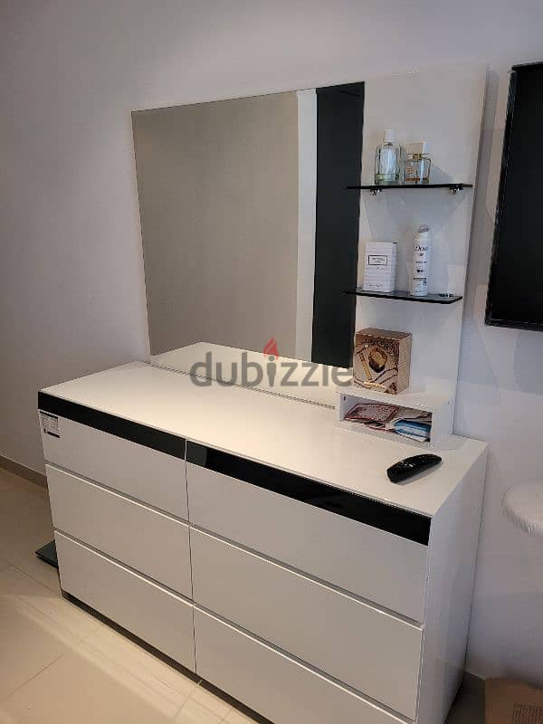 Dressing table with mirror for sale 0