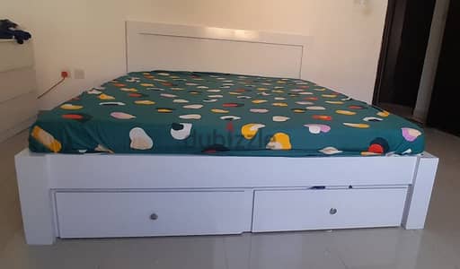 King size bed and chest of drawers