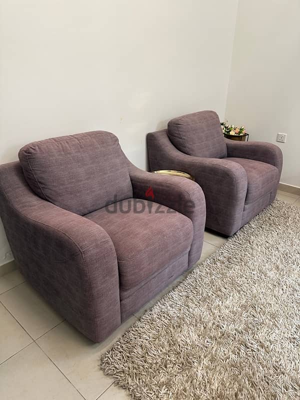 2 1-seater Sofa chairs ٢ سوفة قليل الاستعمال نظيفات 1