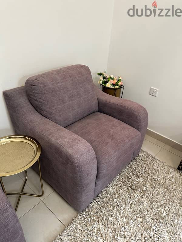 2 1-seater Sofa chairs ٢ سوفة قليل الاستعمال نظيفات 2