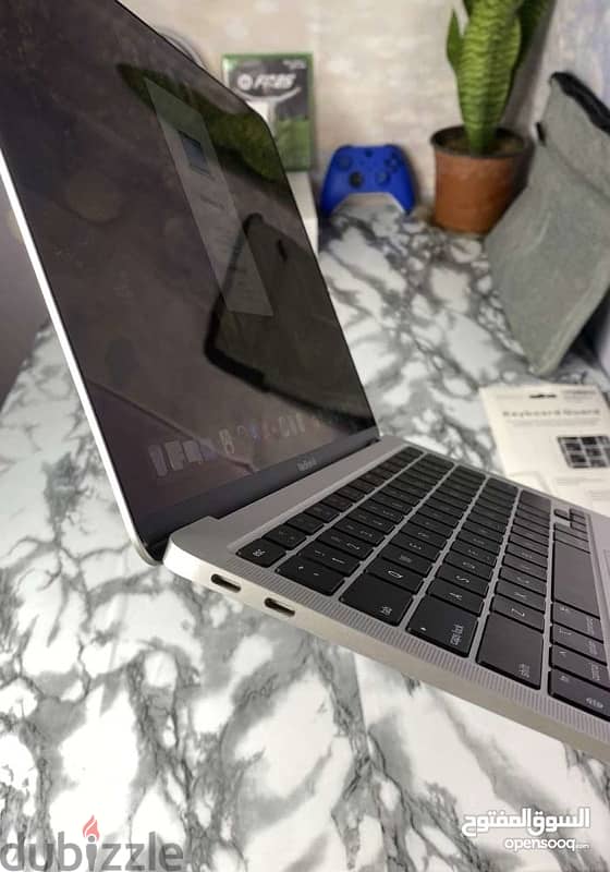 MacBook Air 2020 /m1 /8 ram/256 ssd 5