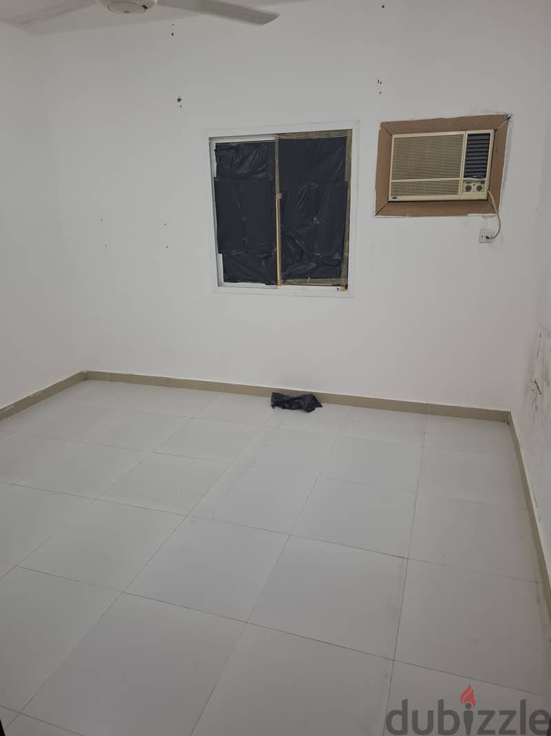 Share Room near  alhail south with attached toilet for bachelors near 2