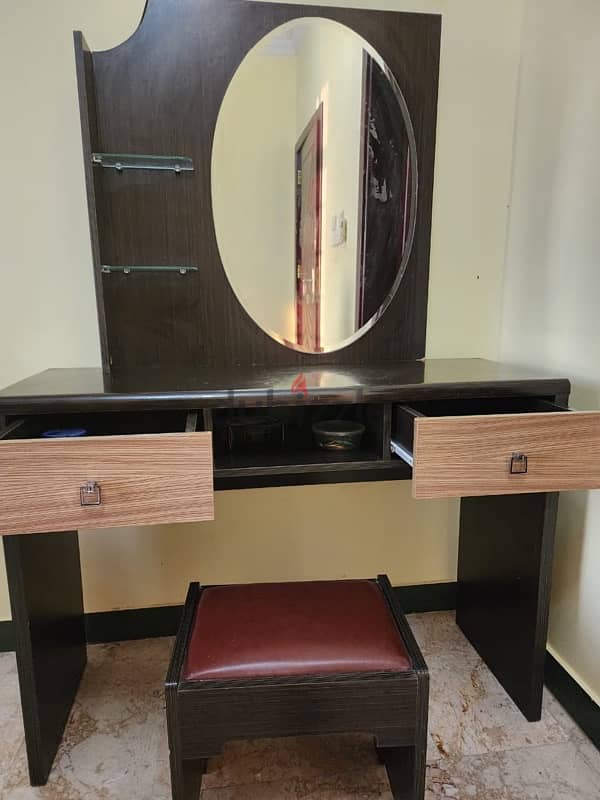 Dressing table with chair 3