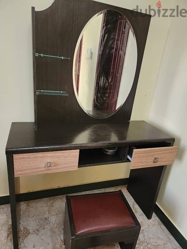 Dressing table with chair 4