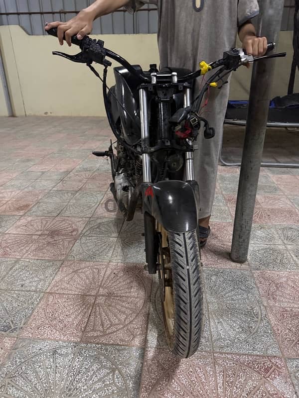 هوندا بتشيز 150cc نضيفه بس تحتاج كڤرات عق سعرك وبنتوكل باذن الله 0