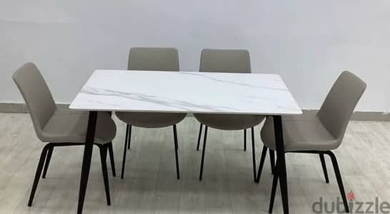 طاولة طعام بدون كراسي / Dining table without chairs