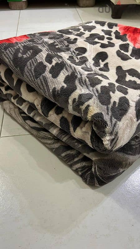 Black and white colour King size thick blanket for sale 3