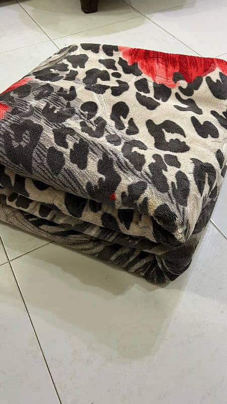 Black and white colour King size thick blanket for sale 4