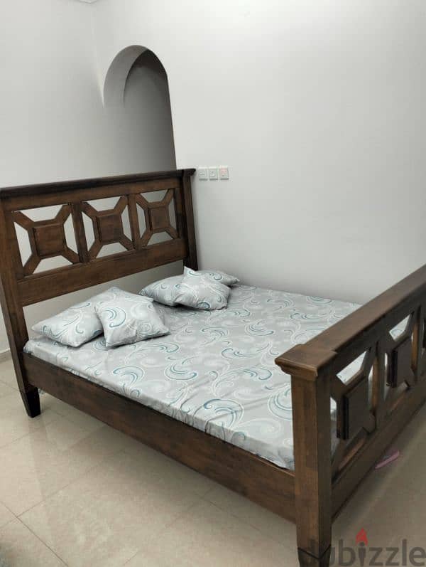 Elegant Wooden King's Bed & Mattress|سرير خشبي أنيق مع مرتبة بحجم كينغ 0