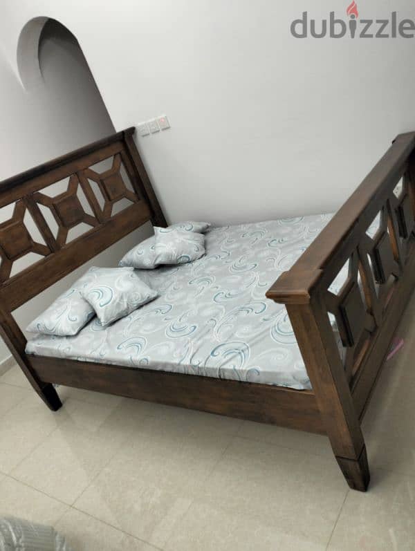 Elegant Wooden King's Bed & Mattress|سرير خشبي أنيق مع مرتبة بحجم كينغ 1