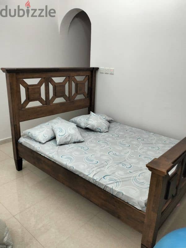 Elegant Wooden King's Bed & Mattress|سرير خشبي أنيق مع مرتبة بحجم كينغ 3