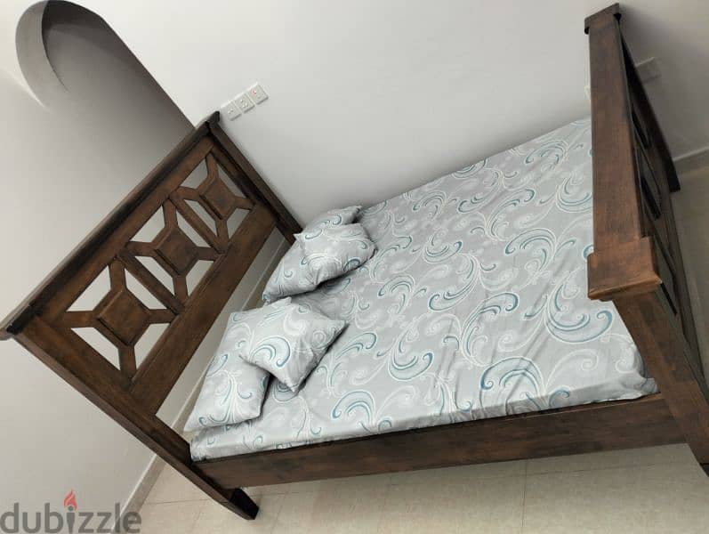 Elegant Wooden King's Bed & Mattress|سرير خشبي أنيق مع مرتبة بحجم كينغ 7