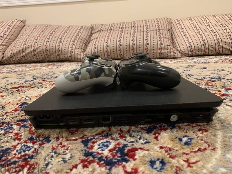 PlayStation 4 in great condition comes with 2 controllers and cable 5