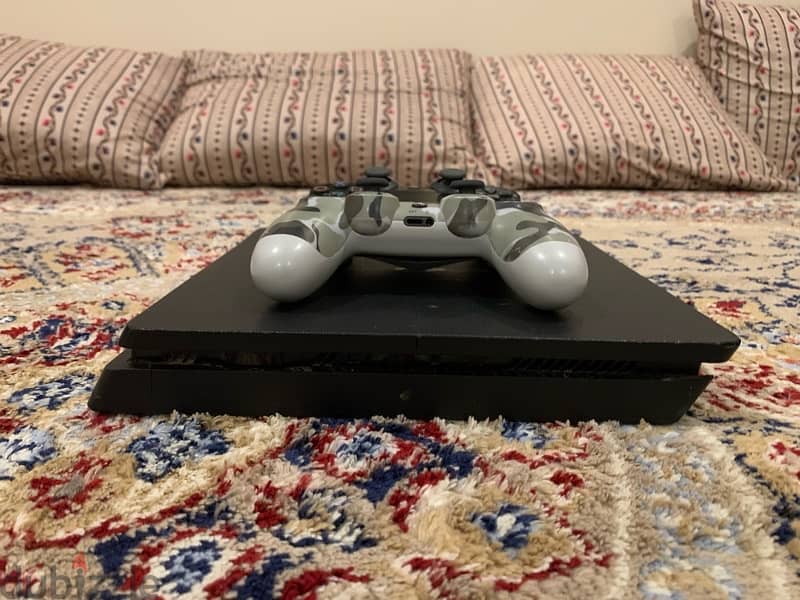 PlayStation 4 in great condition comes with 2 controllers and cable 6