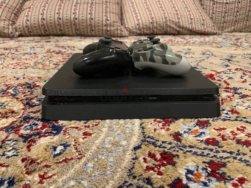 PlayStation 4 in great condition comes with 2 controllers and cable 7