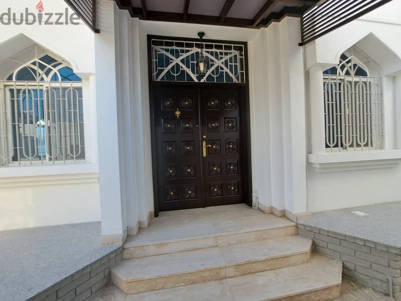 Amazing villa in Qurm 29 in a good l;ocation 2