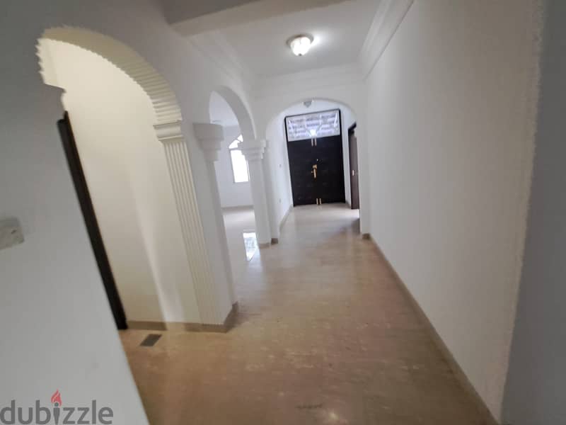 Amazing villa in Qurm 29 in a good l;ocation 4