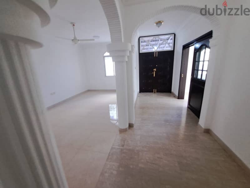 Amazing villa in Qurm 29 in a good l;ocation 5