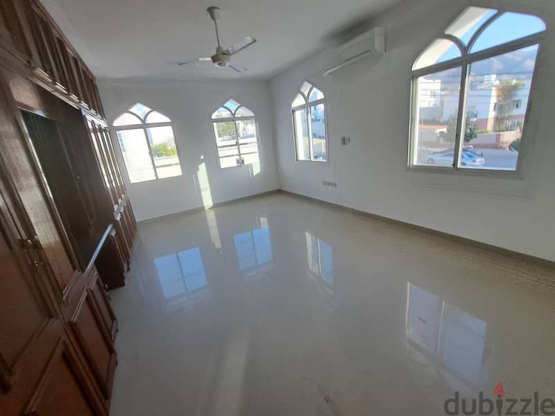 Amazing villa in Qurm 29 in a good l;ocation 9