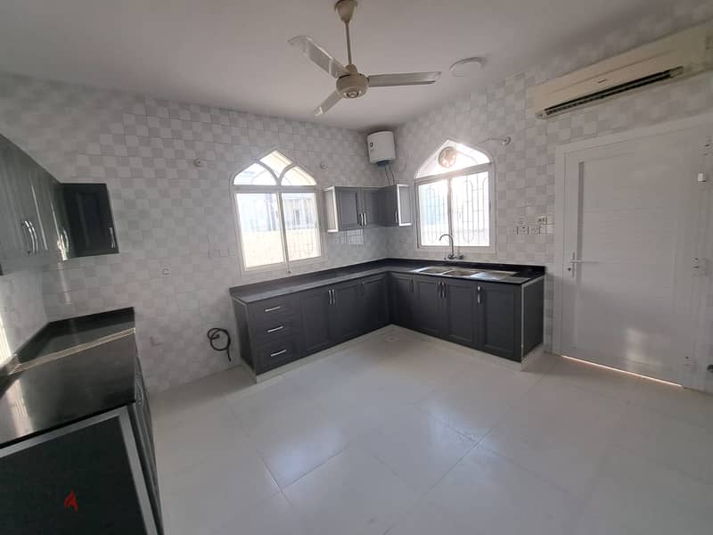 Amazing villa in Qurm 29 in a good l;ocation 16