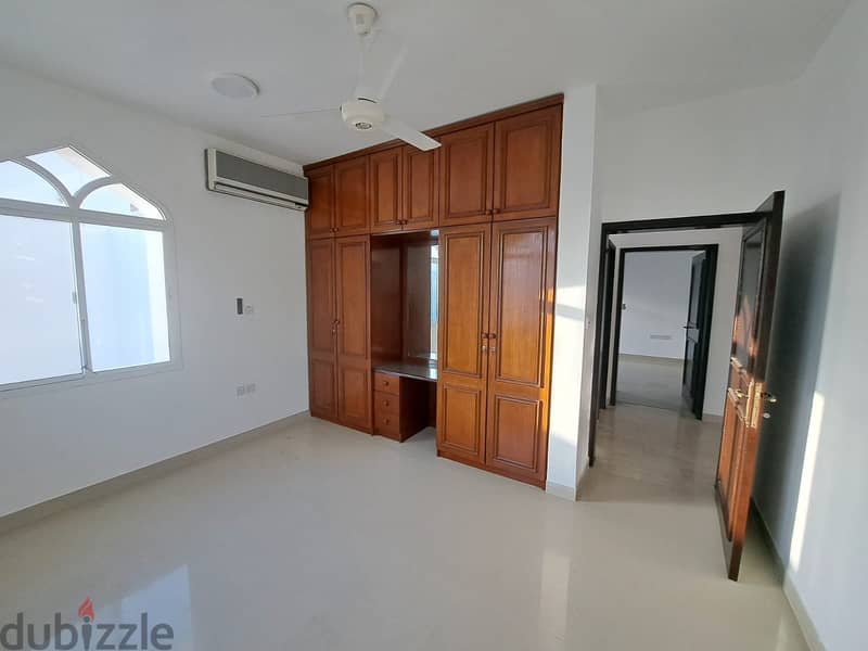 Amazing villa in Qurm 29 in a good l;ocation 18