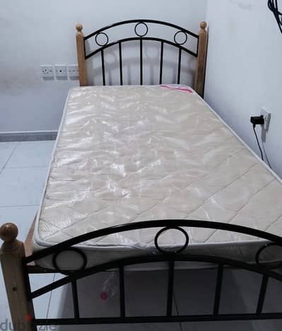 Single Metal bed with heavy plywoods