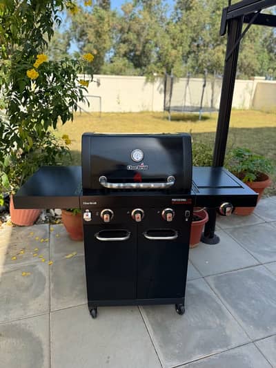 Char Broil 3 Burner Gas Barbecue Grill and a Gas Cylinder