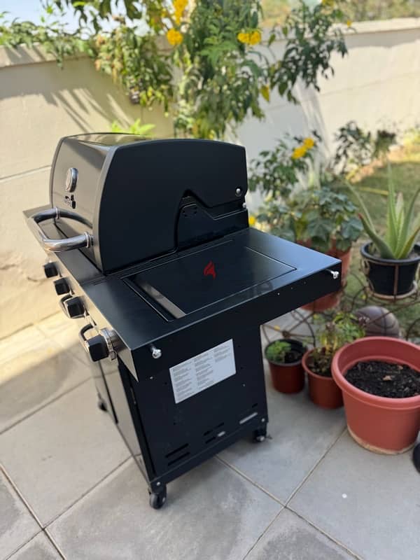 Char Broil 3 Burner Gas Barbecue Grill and a Gas Cylinder 1