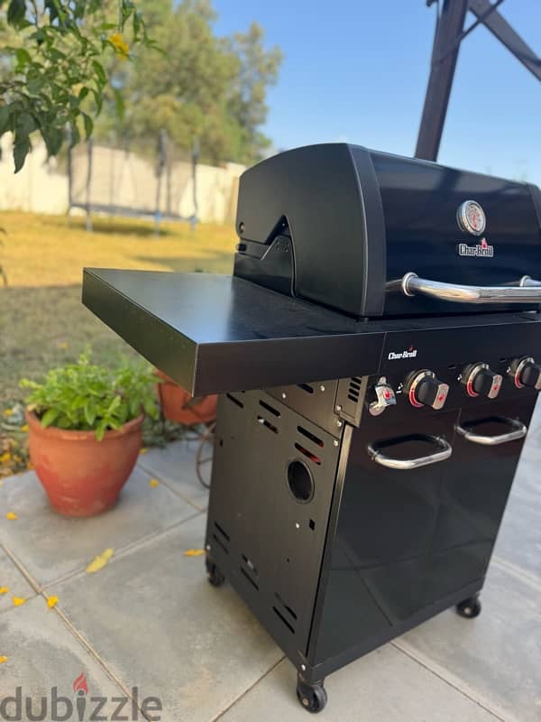 Char Broil 3 Burner Gas Barbecue Grill and a Gas Cylinder 2