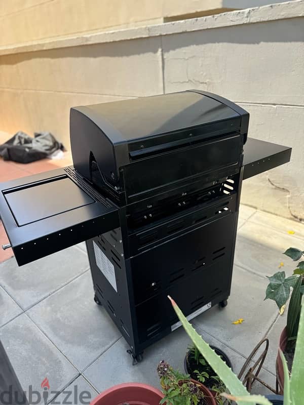 Char Broil 3 Burner Gas Barbecue Grill and a Gas Cylinder 3