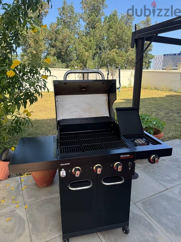 Char Broil 3 Burner Gas Barbecue Grill and a Gas Cylinder 4