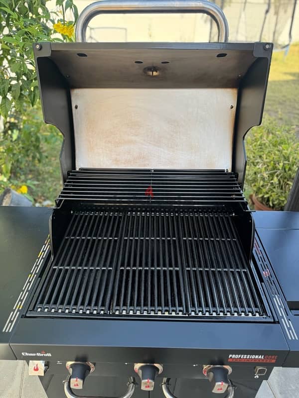 Char Broil 3 Burner Gas Barbecue Grill and a Gas Cylinder 5