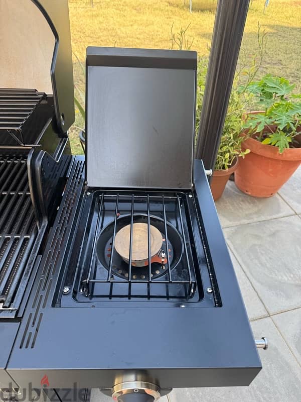 Char Broil 3 Burner Gas Barbecue Grill and a Gas Cylinder 7