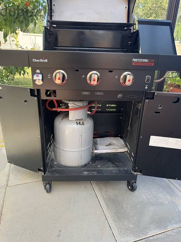 Char Broil 3 Burner Gas Barbecue Grill and a Gas Cylinder 8