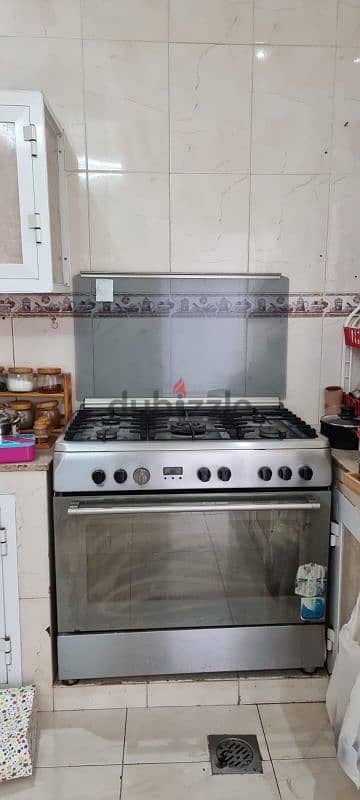 large full size 5 burners plus full-size oven great barely used