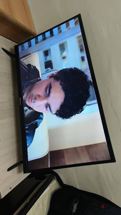 Hisense 32 inch smart tv. excellent condition.