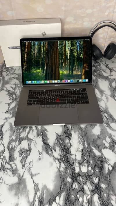 MacBook Pro 2019/core i7/32ram/265ssd/4GB graphics