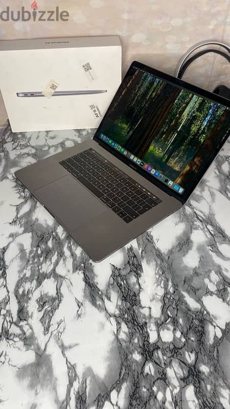 MacBook Pro 2019/core i7/32ram/265ssd/4GB graphics 1