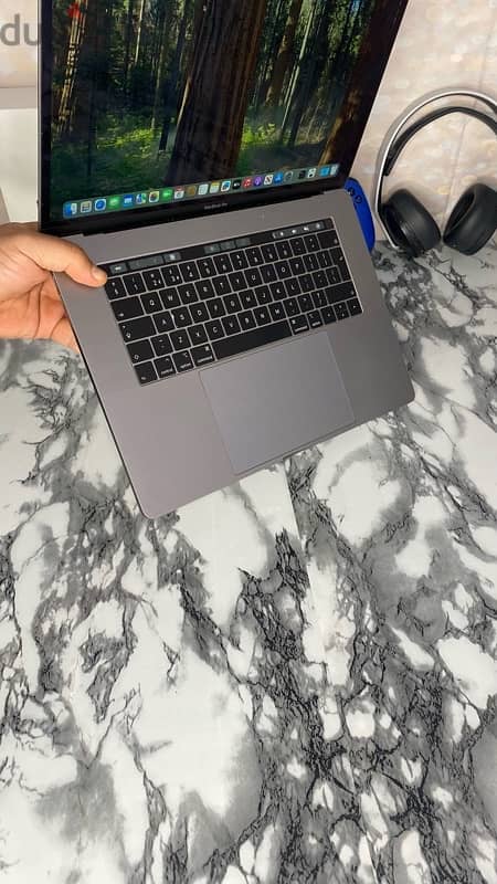 MacBook Pro 2019/core i7/32ram/265ssd/4GB graphics 2