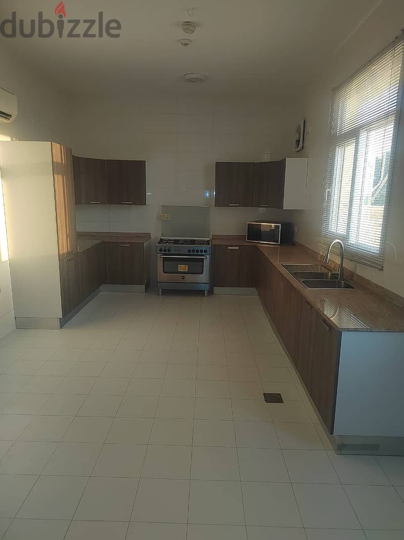 For Rent Villa 5BHK Semi Furnished - Al Qurum 4