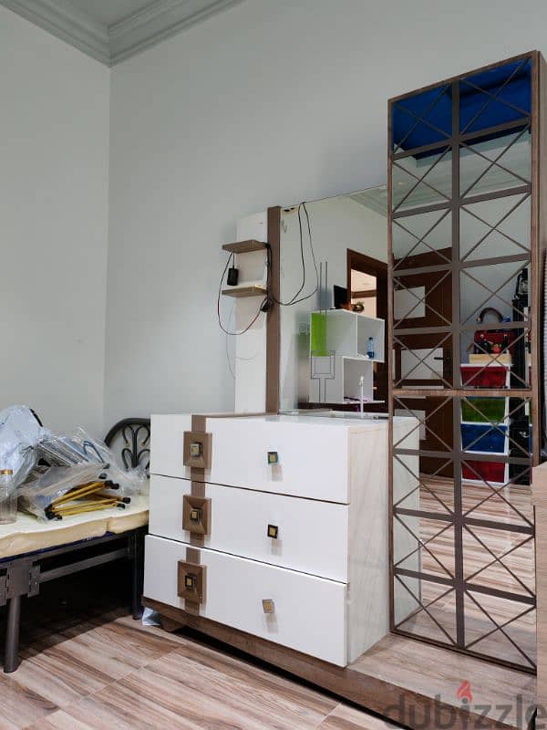 Dresser Cabinet w/ Mirrors 1