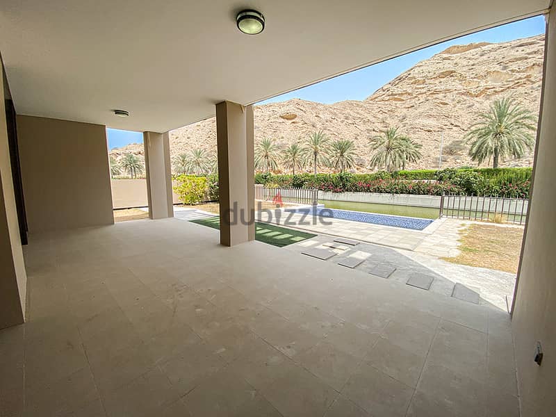 Muscat Bay - 4 Bed Villa Lake Front 7